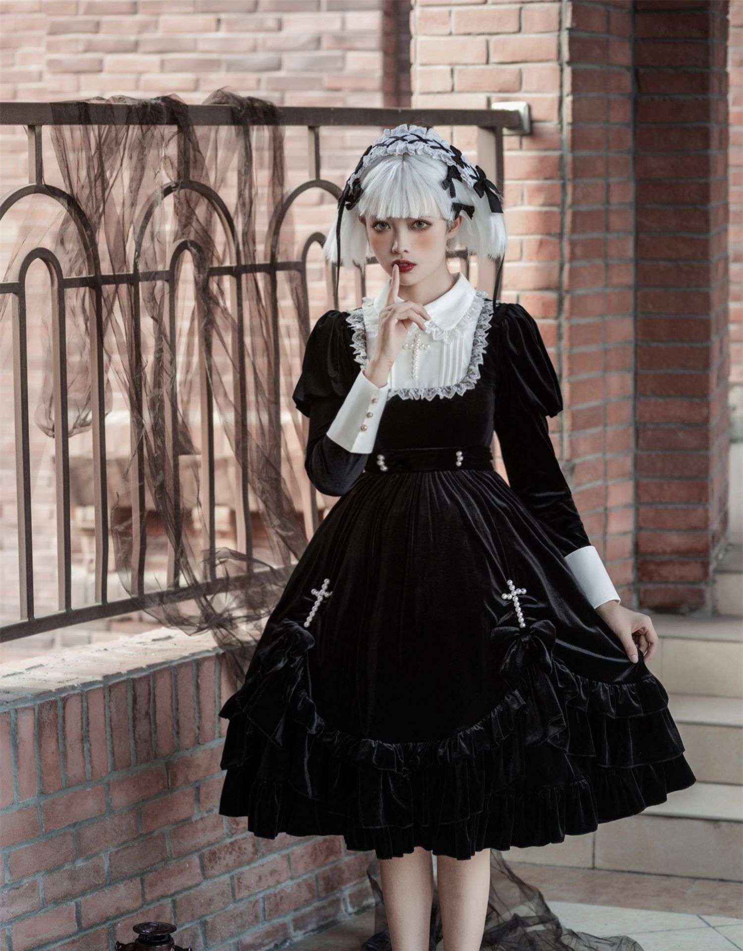 ロリータファッション【ゴスロリ】十字架刺繍入りベルベット乙女ドレス