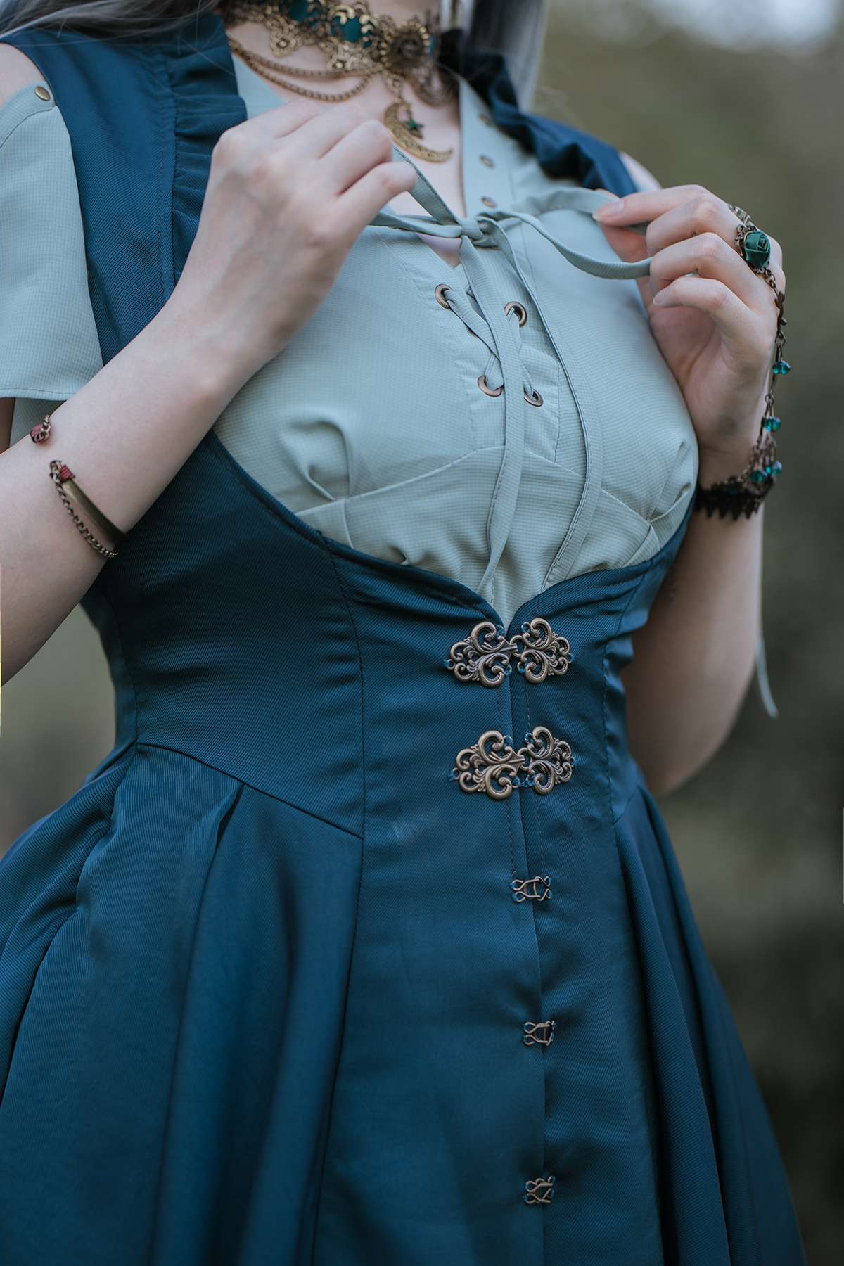 ロリータファッション 古城の守護者のドレス装束