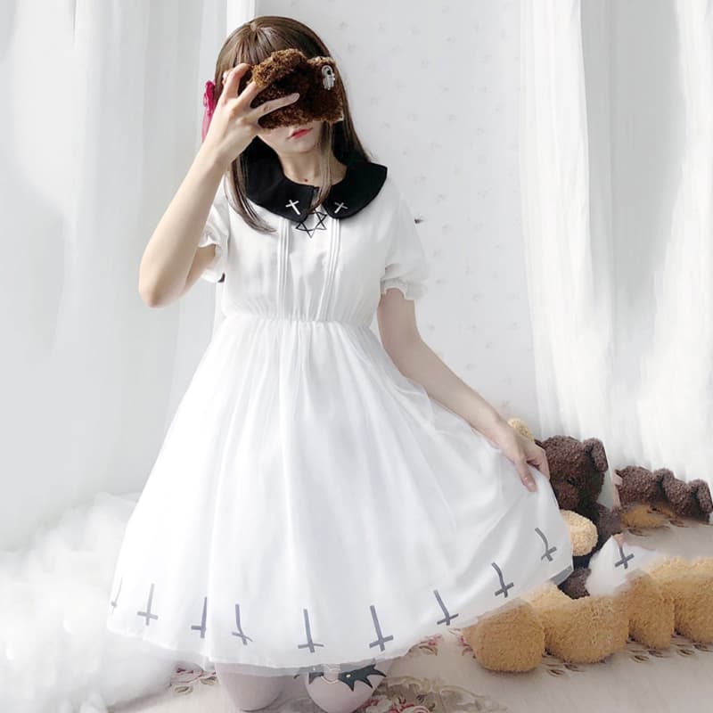 ロリータファッション【ゴスロリ】十字架柄の襟付きシックなワンピース